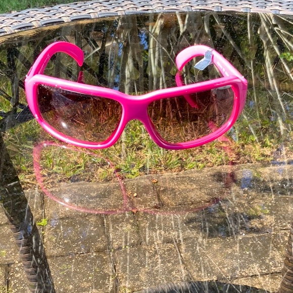 DOLCE & GABANA SUNGLASSES WITH CLEANING CLOTH AND CASE, NEW WITH TAGS - Picture 6 of 8